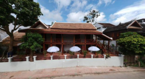 Отель Golden Lotus Namkhan View  Луангпхабанг